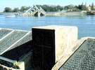 Gedenkstätte für Opfer des 2. Weltkriegs in Novi Sad und 1999 zerstörte Donaubrücken