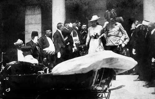 28.06.1914: Der österreichische Thronfolger Erzherzog Franz Ferdinand und seine Frau Sophie verlassen kurz vor dem Attentat das Rathaus von Sarajewo, der heutigen Hauptstadt von Bosnien und Herzegowina