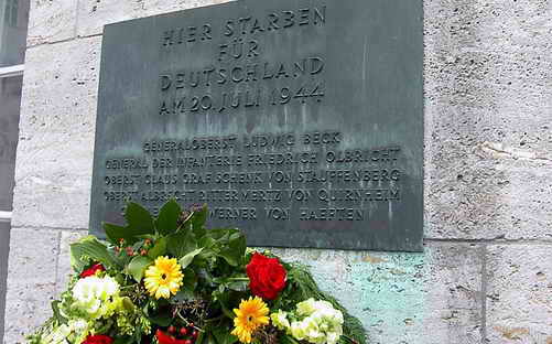 Gedenktafel im Innenhof des Bendlerblocks in Berlin-Tiergarten erinnert  