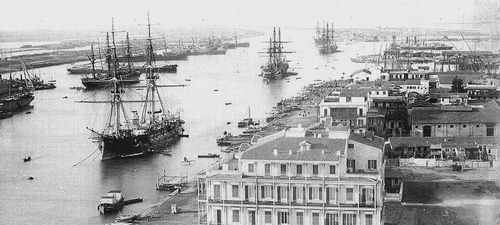 Auf die Kanalpassage wartende Schiffe in Port Said um 1880