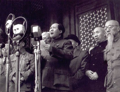 01.10.1949: Auf dem Tor des Himmlischen Friedens in Peking proklamiert Mao Zedong die Volksrepublik China