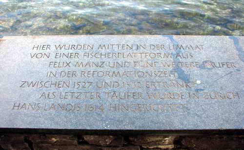 Gedenktafel (von 2004) an dem Ort, wo Felix Manz als erstes Opfer der Täuferbewegung von der Stadtregierung Zürichs in der Limmat ertränkt wurde