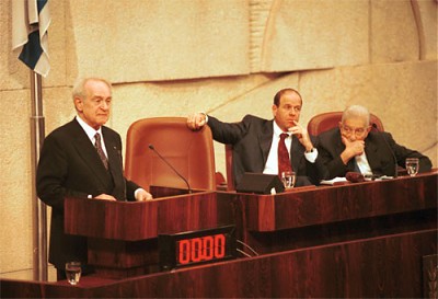 16.02.2000: Bundespräsident Johannes Rau am Rednerpult im Sitzungssaal des israelischen Parlaments in Jerusalem