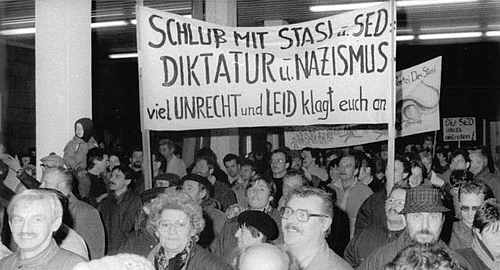 Demonstranten strömen auf das Gelände der Stasi-Zentrale in Berlin-Lichtenberg, 15.01.1990