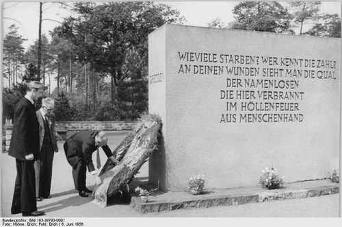 Kranzniederlegung am Denkmal Heidefriedhof 1956 in Dresden