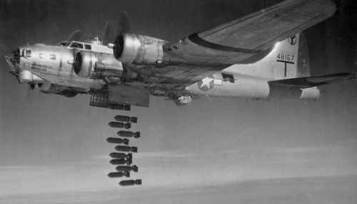 US-Bomber Boeing B-17 „Flying Fortress“ beim Bombenwurf